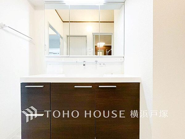 【Powder room】ご家族の1日が始まり、1日の終わりを締めくくる洗面空間。快適に過ごせることはもちろん、気品や優雅さを兼ね備えたパウダールームです。