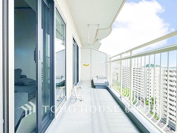 【Balcony】気持ちのいい空が見渡せる広いバルコニー。爽やかな風を感じて、心躍る素敵な暮らしがはじまります。