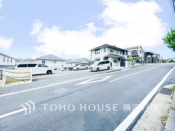 【Frontal road】家の良し悪しだけでなく周辺環境も重要なポイント。それは月日が経つ事で「近くにあるもの」から「家の財産」へとイメージが変わってくる事を身体が理解しているからだと思います。