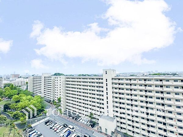 【View】手を伸ばせば、ふれることが出来そうな環境が、そのままインテリアになったような印象です。その豊かな眺望にふさわしい空間には、通風・採光にも優れ、心地よい光と風があふれています。
