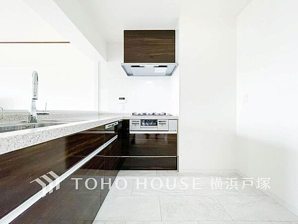 【Kitchen】誰もが使いやすいデザインにこだわったキッチン。プライベートスペースを彩るインテリアとしての美と、快適な日常を支える機能性と強さがひとつになったキッチンです。
