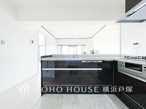 【Kitchen】使い勝手の良い設備のキッチンで効率よくお料理もできます。食する料理に家族が舌鼓を打ち自然と笑いが絶えない空気感がそこに広がります。自慢の腕をふるってください。
