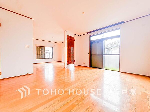 【Living room】家族と過ごすひと時を溢れる光が優しく包み込むリビングダイニング。家族とともに、心穏やかに過ごすひととき。家族との時間、自分の時間を大切にできる空間がここにあります。
