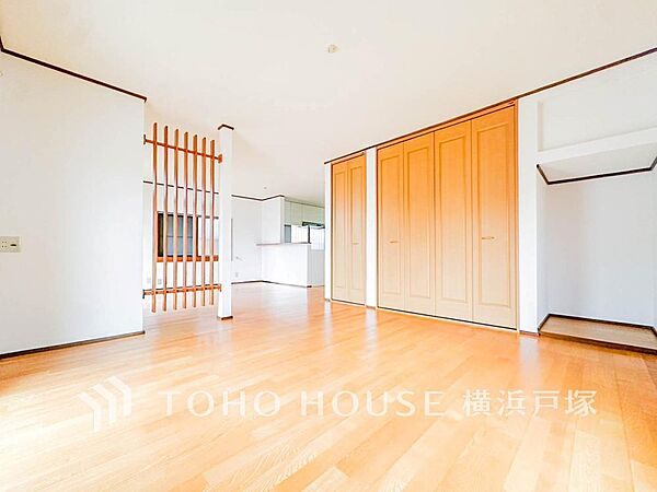 【Living room】ここにはみんなが集い、食事と楽しい会話が始まる。話に夢中になりすぎて、ついつい時を忘れてしまう。そんな束の間の幸せを感じさせてくれる場所。