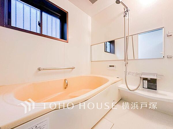 【Bathroom】上質が感じられるカラーリングで、清潔な空間美を実現。一日の疲れが癒される優雅なバスタイムを堪能できるゆとりあるバスルームです。