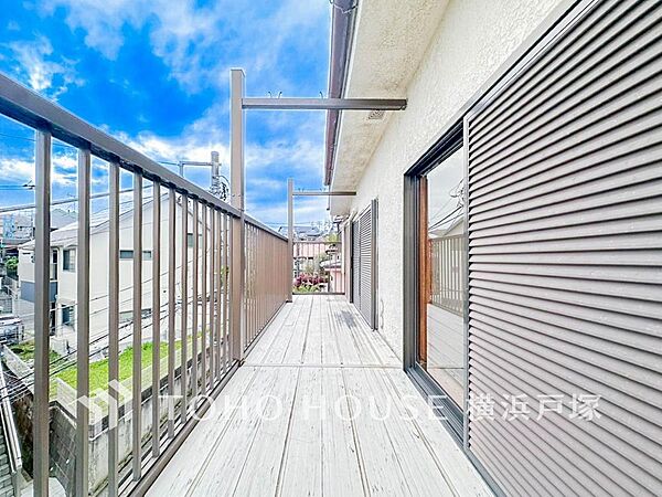 【Balcony】気持ちのいい空が見渡せる広いバルコニー。爽やかな風を感じて、心躍る素敵な暮らしがはじまります。