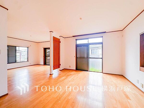 【Living room】光と風が溢れる開放的なリビングダイニングには自然と家族みんなが集まってきます。明るく穏やかな空気の中で飲んだり、食べたり、笑ったり。