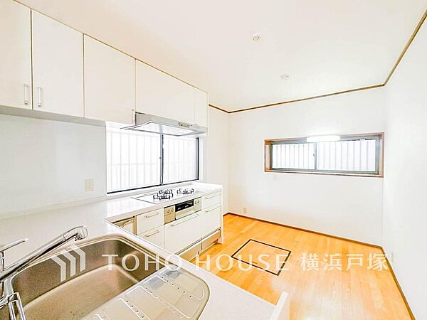 【Kitchen】長い時間滞在するキッチンだからこそ、食事の準備を楽しい時間に、忙しい時でもスムーズに無駄なく作業できる、お手入れも簡単にできるなど、毎日を楽しくするキッチンスペースに仕上げました。