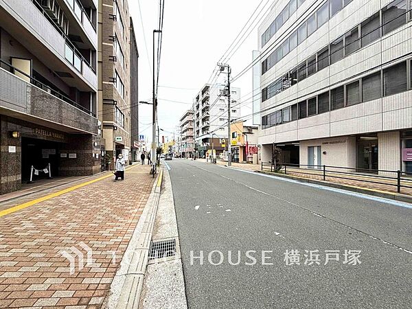 「Frontal road」家の良し悪しだけでなく周辺環境も重要なポイント。それは月日が経つ事で「近くにあるもの」から「家の財産」へとイメージが変わってくる事を身体が理解しているからだと思います。