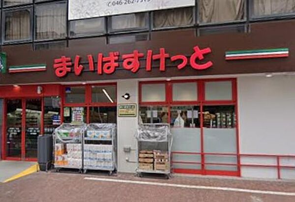 街のリズムに寄り添う、機能美あふれるミニパントリー。コンパクトな空間に「今」のニーズが知的に凝縮され、都会的なライフスタイルを営む人々の食卓を、軽快なフットワークでスマートに支えます。