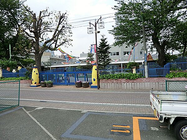 駅近ながら落ち着いた環境の園です。知育・徳育・体育のバランスを重視し、音楽や体操指導を通じて、子供たちの可能性と豊かな人間性を引き出す教育を実践しています。