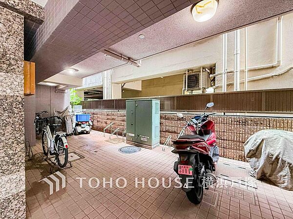 安心・便利なバイク置き場。専用スペースで大切なバイクを守り、快適な移動をサポートする理想的な場所。