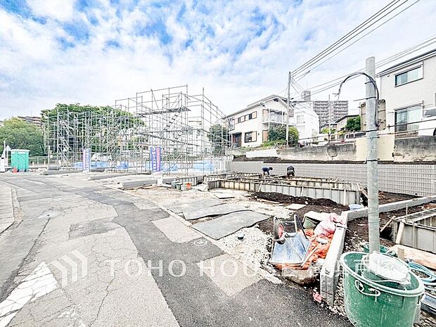 【Appearance】穏やかな風と陽光を導き、プライバシーに配慮された設計プランを採用。(2026年4月撮影)