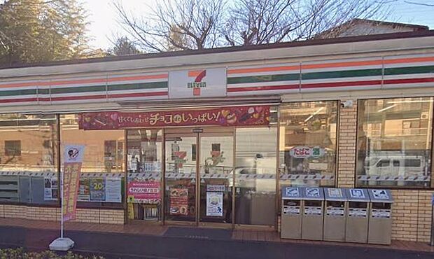 24時間をスタイリッシュに彩る、エリアの洗練された灯り。質の高いオリジナル商品と行き届いたサービスが、朝の始まりから夜のリラックスタイムまで、確かな充足感を24時間変わらぬ品格で届けます。