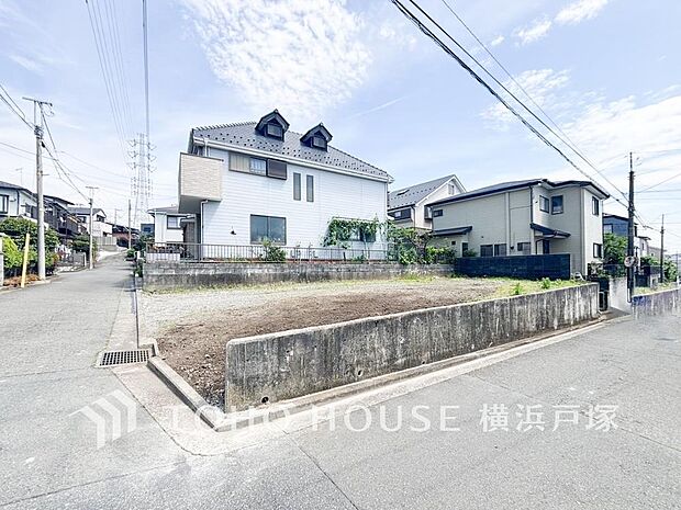 【Frontal road】周辺に建ち並ぶ邸宅も、それぞれに個性がありながらも全体的に瀟洒な雰囲気を醸し出している邸宅街の一角。(2026.5月撮影)