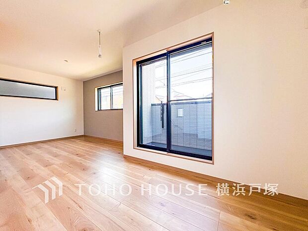 【Living room】一日の中で多くの時間を過ごすことになる住まいだからこそ、いつも穏やかな空間であるように心掛けています。構成する建材などへの配慮が、住まう方の健康を守ります。