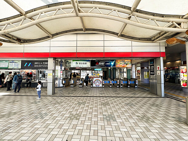 鎌倉市と横浜市の境に位置しています。湘南江の島駅まで約15分。駅から直結で大船ルミネがあります。