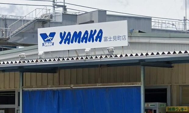 地元の活気と海の恵みが共鳴する、エネルギッシュなパントリー。目利きが選んだ瑞々しい鮮度が並び、湘南・鎌倉の豊かな暮らしを食卓からドラマチックに演出する、地域に愛され続ける食の拠点。