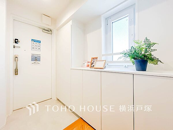 【Entrance】居住者の帰り、訪れる方を優しく迎え、やすらぎに満ちた生活空間を予感させる。健やかな暮らしを楽しめそう。