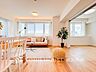 リビング/ダイニング：【Living room】一日の中で多くの時間を過ごすことになる住まいだからこそ、いつも穏やかな空間であるように心掛けています。構成する建材などへの配慮が、住まう方の健康を守ります。