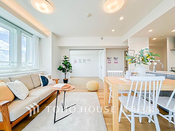 【Living room】ご家族やお客様との時間など、多くの時を刻む空間。何気なく過ぎる時でさえも上質なひと時となる快適な空間を目指して。