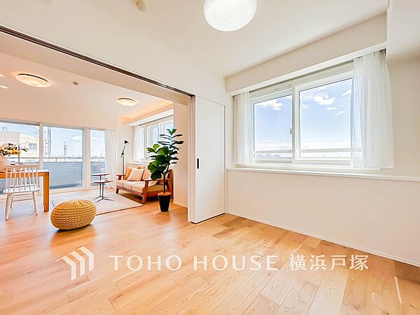 【Room】穏やかな風と陽光を導き、プライバシーに配慮された設計プランを採用し、居住性を一段と心地よいものにしています。明るく開放的な空間を演出しております。