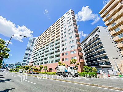 外観:【Appearance】時代の流れに惑わされないシックなカラートーンで街並みに溶け込む外観は、主張し過ぎず、また平凡になり過ぎず絶妙なコントラストで輝きを放ちます。 外観:【Appearance】時代の流れに惑わされないシックなカラートーンで街並みに溶け込む外観は、主張し過ぎず、また平凡になり過ぎず絶妙なコントラストで輝きを放ちます。