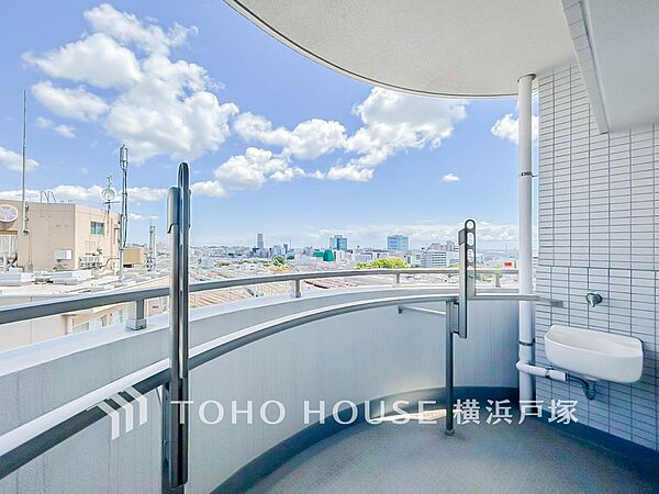 【Balcony】気持ちのいい空が見渡せる広いバルコニー。爽やかな風を感じて、心躍る素敵な暮らしがはじまります。