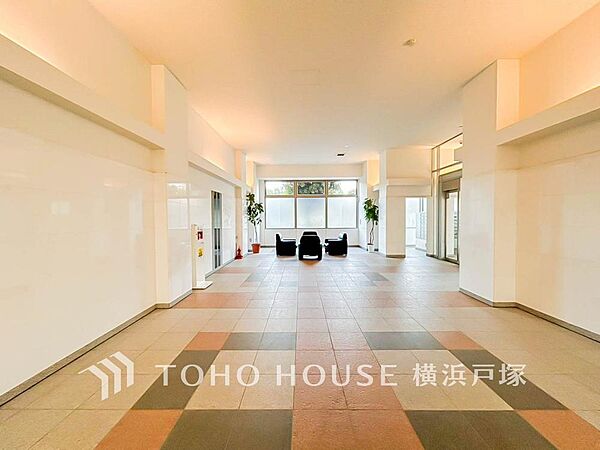 【Entrance】上質感漂うエントランス。めまぐるしく過ぎ行く日々の中でゆったりとした休息と癒しを提供してくれる居住者のプライベート空間があります。