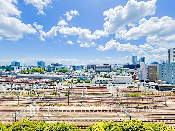 【View】手を伸ばせば、ふれることが出来そうな環境が、そのままインテリアになったような印象です。その豊かな眺望にふさわしい空間には、通風・採光にも優れ、心地よい光と風があふれています。