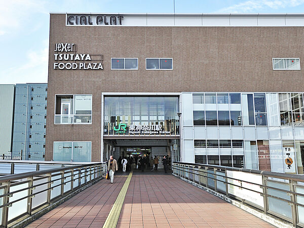 駅の鼓動に寄り添う、都会的なライフスタイル・ゲート。洗練されたショップたちが軽快なリズムで響き合い、忙しい毎日の隙間に新しい彩りと心地よい潤いを与えてくれる、街のスマートな玄関口です。