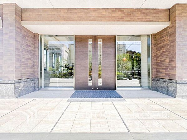 【Entrance】上質感漂うエントランス。めまぐるしく過ぎ行く日々の中でゆったりとした休息と癒しを提供してくれる居住者のプライベート空間があります。