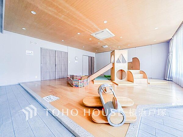【Entrance】足を踏み入れると静穏な時間が流れるエントランスホール。心やすらぐ憩いのスペース。ゆったりと寛ぎながら、思い思いの時間を過ごせる空間です。