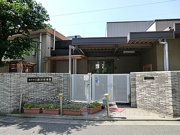 公立保育園として「生きる力の基礎を育む保育」に基づき、基本的生活習慣や社会性を育てながら保護者と連携した子育て支援を行っています。園庭ではさまざまな遊びを通して成長を支えています。