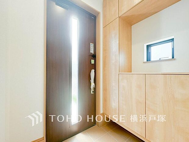 【Entrance】お客様をお迎えする玄関は落ち着いた雰囲気。帰り着くたびに洗練されたテイストの空間に迎えられ誇りと喜びを感じる玄関まわりです。