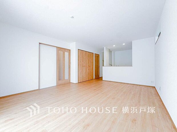 【Living room】家族みんなが爽やかに健やかに過ごせるように、溢れる光をたっぷり取り込んだリビングダイニング。集いの場、憩いの場としての快適性を求めたやすらぎの空間です。