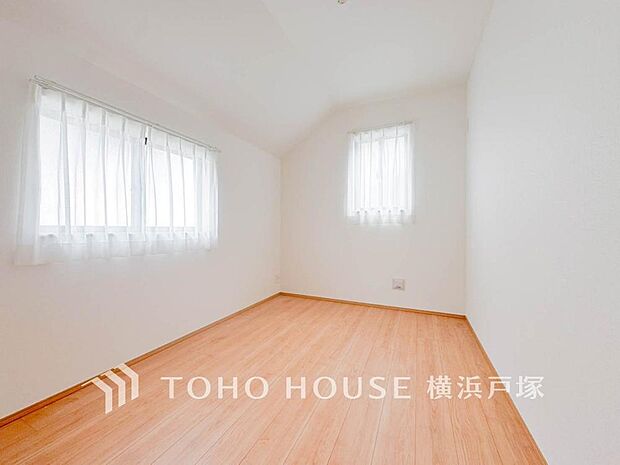 【Room】大きな窓からたっぷりと陽光が注がれる明るい空間。家族の成長に対応できる永住仕様の間取り。時を忘れて過ごす場所として過ごせるお部屋。