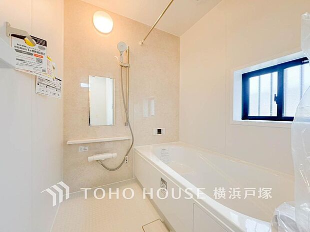 【Bathroom】快適な使い心地とゆとりある空間が1日の疲れを解きほぐすバスルーム。空間も浴槽もゆったりのびのび使えるゆとり設計。広く感じるゆとり設計で快適なリラックスタイムを過ごせます。
