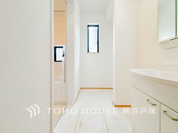 【Powder room】ご家族の1日が始まり、1日の終わりを締めくくる洗面空間。洗濯機を配置しても十分なスペースを確保した設計となっております。