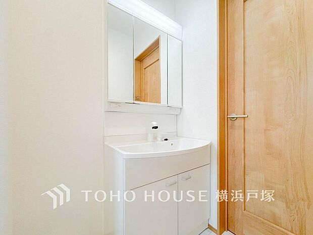 【Powder room】十分な大きさの洗面台は、身だしなみチェックや歯磨きなど、朝の慌ただしい時間でも余裕とゆとりを感じて頂けます。