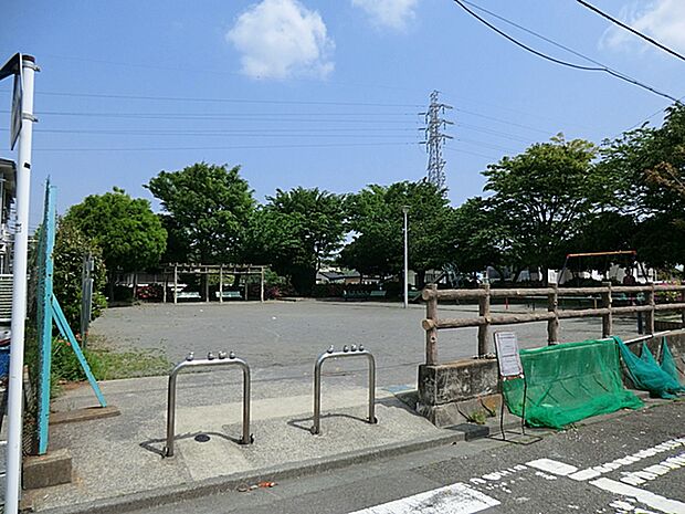 閑静な住宅街にある公園です。すべり台やジャングルジム、お砂場、複合遊具などが設置されており、近隣住民の憩いの場として利用されています。