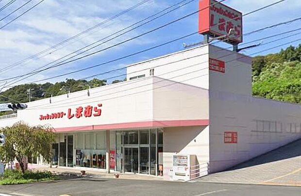 野比の街並みに溶け込む、デイリー・ファッションのパレット。旬のトレンドを賢く取り入れ、自分らしいスタイルをリーズナブルに叶える悦びが、忙しい毎日をスタイリッシュにアップデートします。