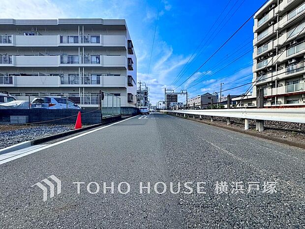 【Frontal road】忙しく過ぎゆく日常を置き去るほど、ゆったりした時間が流れる住環境。「快適」は「家」と「街」と「環境」が調和した時に訪れるだと改めて感じさせてくれます。(2025年7月撮影)