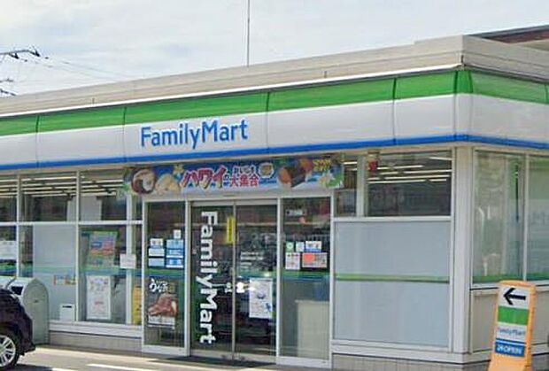 便利と快適を届ける街角のオアシス。季節限定スイーツや揚げたてファミチキが、ふとした日常をちょっと楽しくしてくれます。