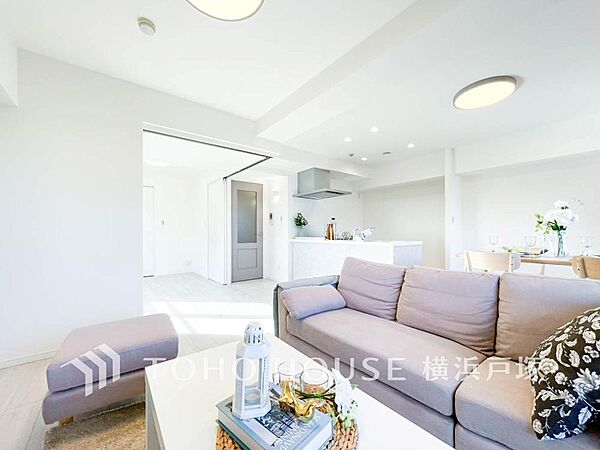 【Living room】一日の中で多くの時間を過すことになる住まいだからこそ、いつも穏やかな空間であるように心掛けています。構成する建材などへの配慮が、住まう方の健康を守ります。