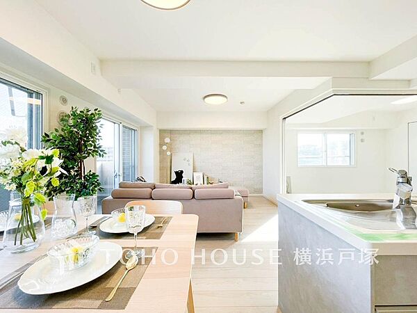 【Living room】家族みんなが爽やかに健やかに過ごせるように、溢れる光をたっぷり取り込んだリビングダイニング。集いの場、憩いの場としての快適性を求めたやすらぎの空間です。