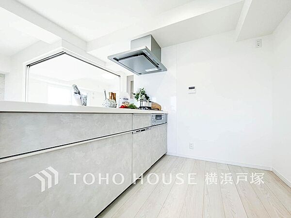 【Kitchen】使い勝手の良い設備のキッチンで効率よくお料理もできます。食する料理に家族が舌鼓を打ち自然と笑いが絶えない空気感がそこに広がります。自慢の腕をふるってください。