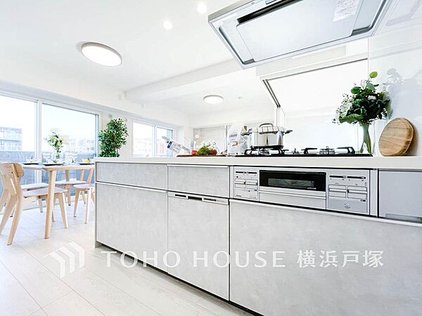 【Kitchen】誰もが使いやすいデザインにこだわったキッチン。プライベートスペースを彩るインテリアとしての美と、快適な日常を支える機能性と強さがひとつになったキッチンです。