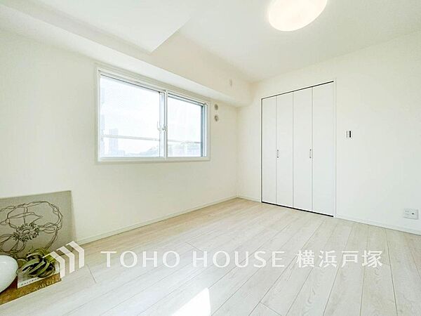 【Room】1日の疲れを癒し、心地よく寛げるようゆったりとした広さを確保しています。プライベートタイムをより優雅に穏やかに…。落ち着いた雰囲気を紡ぎます。