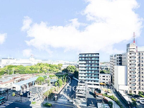 【View】手を伸ばせば、ふれることが出来そうな環境が、そのままインテリアになったような印象です。その豊かな眺望にふさわしい空間には、通風・採光にも優れ、心地よい光と風があふれています。